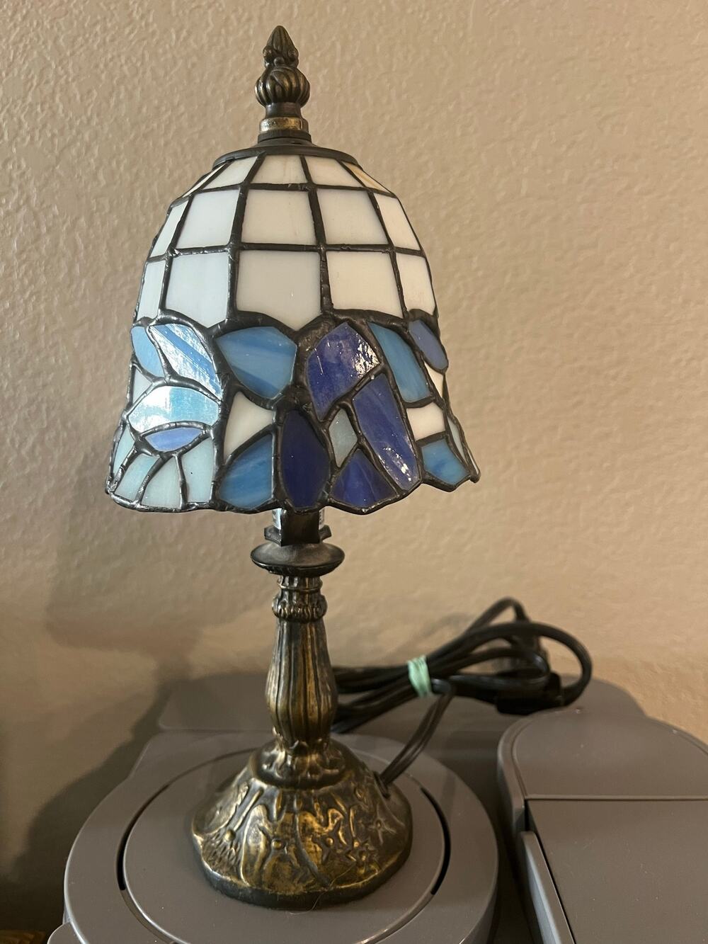 Vintage-Style Tiffany Stained Glass Table Lamp – White & Blue Floral Design